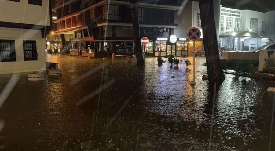 Üç ili sağanak vurdu! Araçlar suya gömüldü