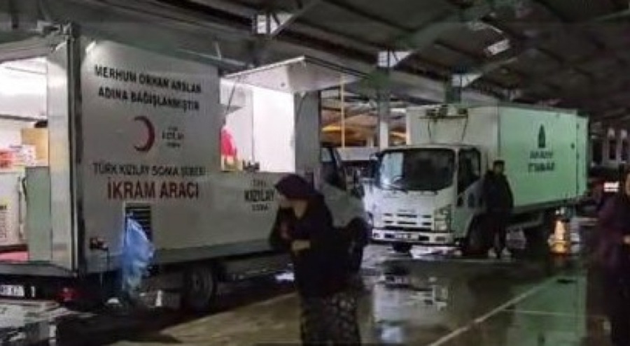 Depremin ardından gelen yağış, sokakta bulunan vatandaşlara zor anlar yaşattı