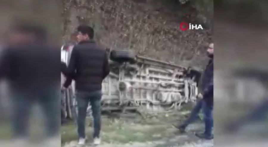 Bursa'da minibüs yol kenarına savruldu! 8 kişi yaralandı