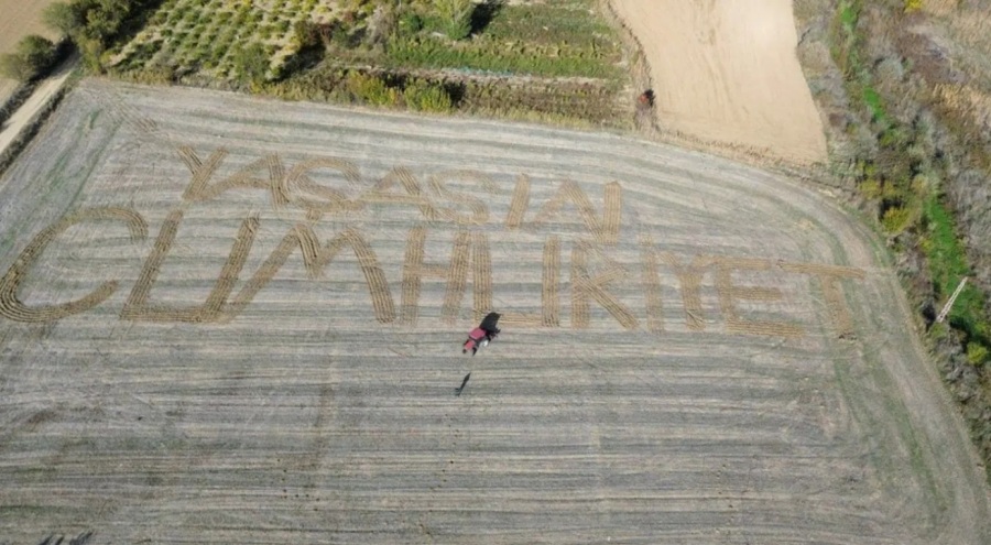 Çiftçi tarlasına 'Yaşasın Cumhuriyet' yazdı