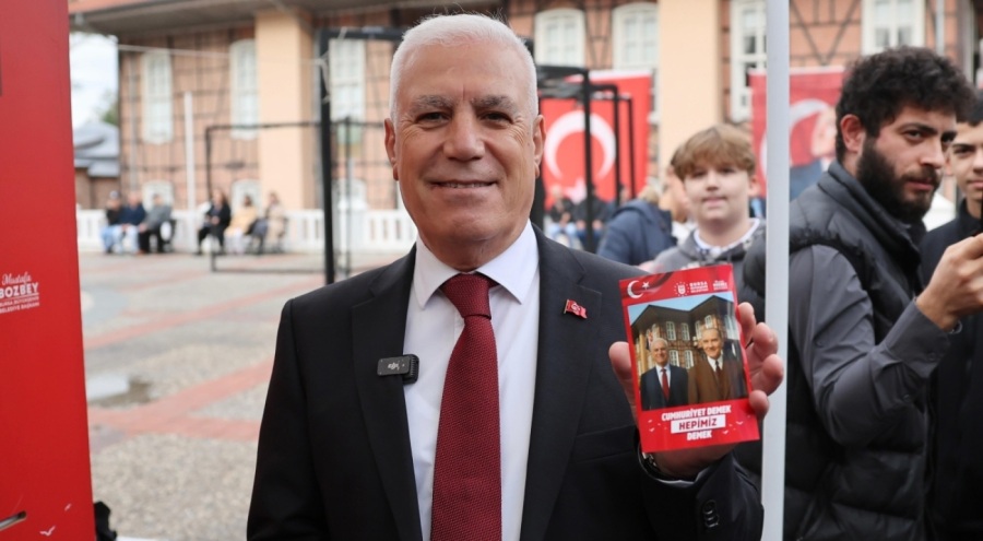 Bursalılar, Atatürk ile aynı karede buluştu! Yapay zekayla Cumhuriyet coşkusu