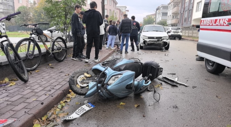 Bursa'da otomobil ile çarpışan motosikletli yaralandı