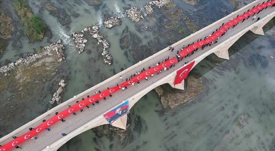 Çorum'da vatandaşlar 102 metrelik dev Türk bayrağı eşliğinde yürüdü