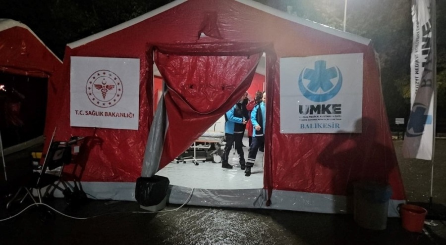 Sındırgı'da halk ikinci geceyi de dışarıda geçirdi