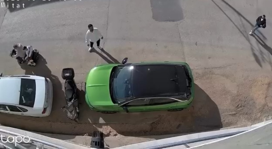 Bursa'da park halindeki otomobile çarpıp kaçtı