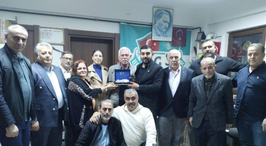 Bursa'da MHP Yıldırım İlçe Başkanlığı üyeleri vatandaşlarla bir araya geliyor