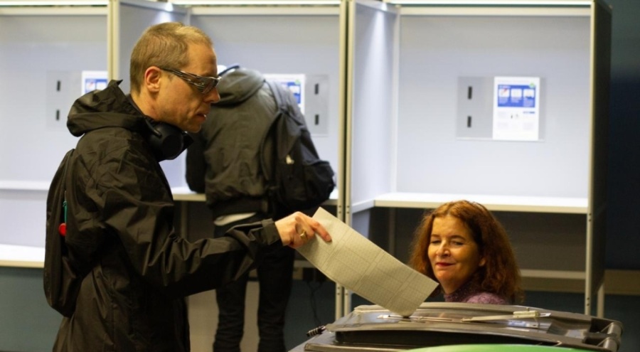 Hollanda genel seçimler için sandık başında