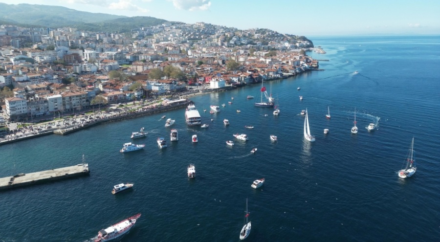 Bursa'da teknelerden Cumhuriyet korteji