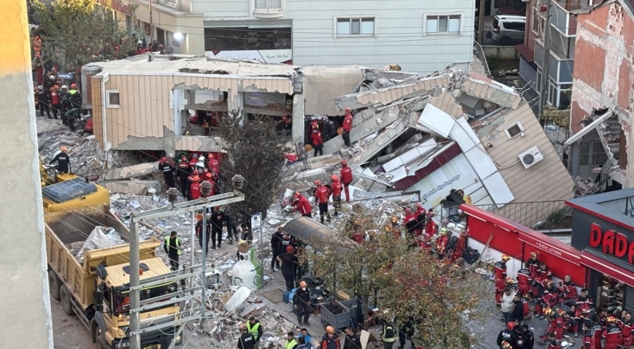 Mahalle sakini, Gölcük'teki binanın yıkılma anını anlattı: Kaçtım, bina peşimden yıkıldı!