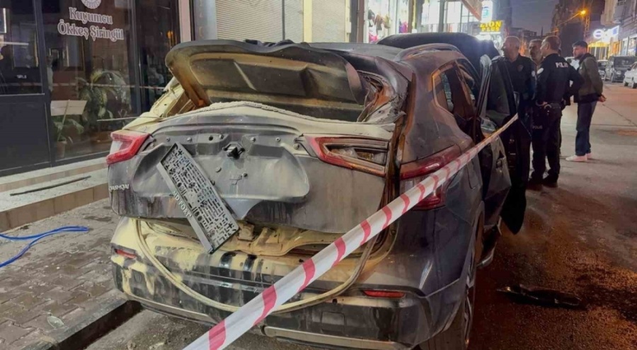 Park halindeki otomobilde bulunan mutfak tüpü patladı