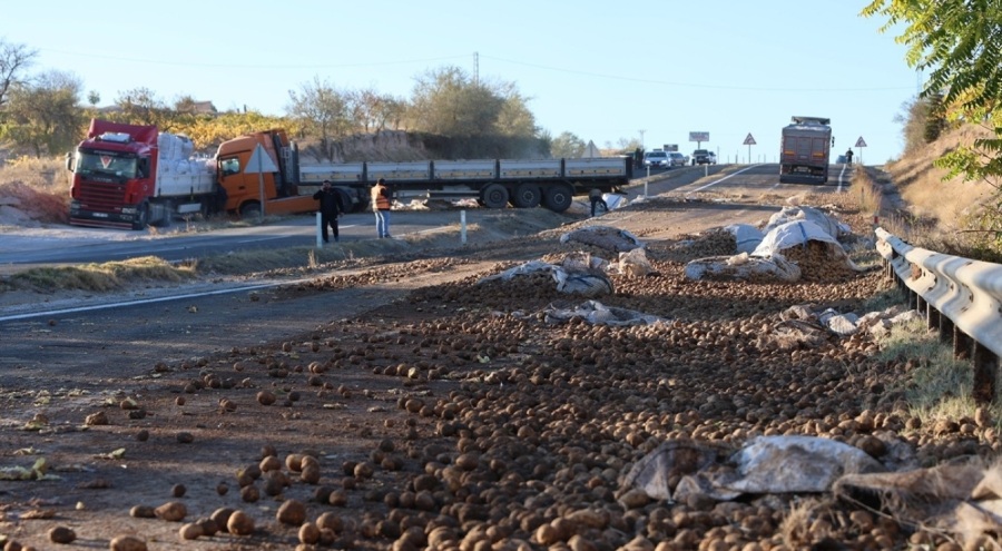 Patates yüklü tır devrildi: yol trafiğe kapandı