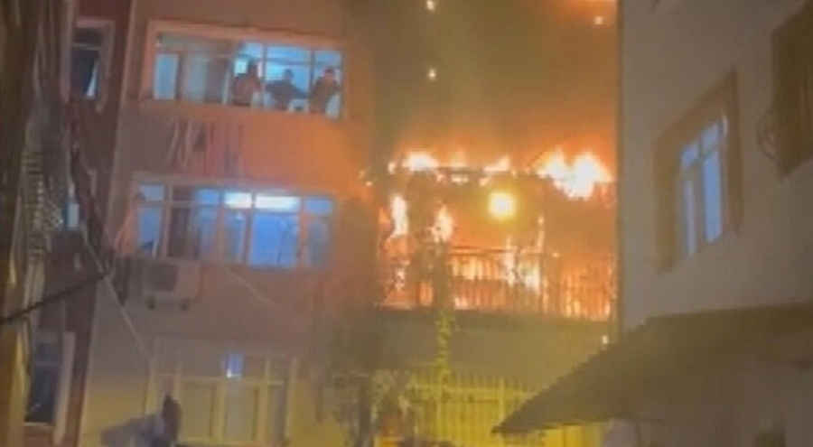 İstanbul Beyoğlu'ndaki bir evde havai fişek nedeniyle yangın çıktı!