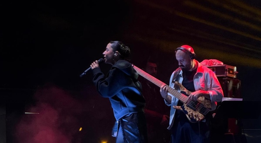 Zeynep Bastık Bursa'da konser verdi