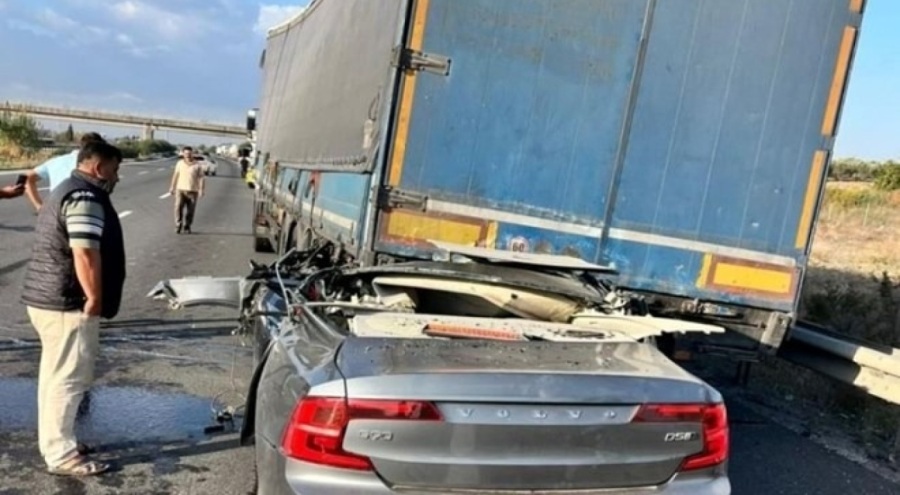 Otoyolda korkunç kaza! TIR'a ok gibi saplandı