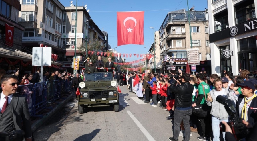 Bursa'da Cumhuriyet coşkusu sokaklara sığmadı!