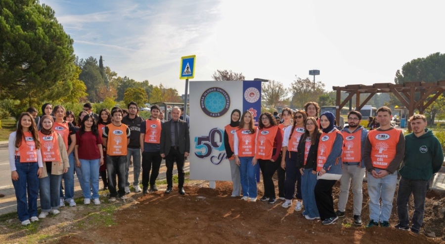 Bursa Uludağ Üniversitesi'nin '50. Yıl Sokağı' fidanlarla renklendirildi