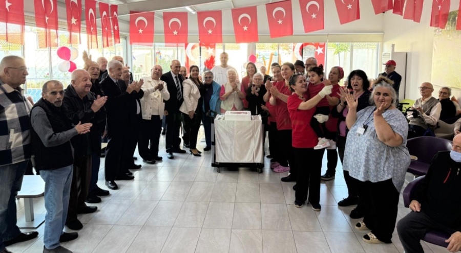 Nilüfer'in büyüklerinden Cumhuriyetin 102'nci yıl dönümünde kutlama
