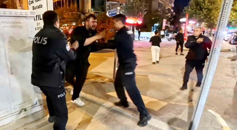 Aksaray'da alkollü şahıs araçlara saldırdı, polise direndi: 'öldürün beni' diye bağırdı