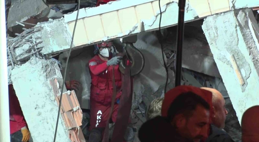 Kocaeli'nde arama kurtarma çalışmaları 16 saati geride bıraktı