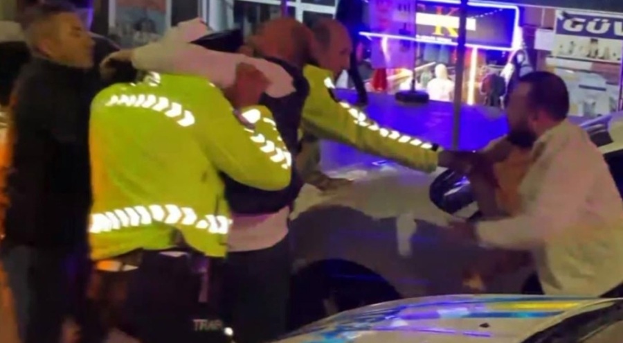 Kaza yapan sürücü ve yakınları polise yumrukla saldırdı