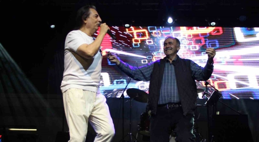 Şarkıcı Çelik, Amasya konserinde mahalle muhtarıyla sahnede oynadı