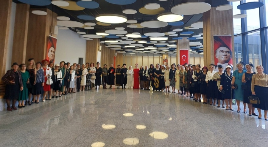 Nilüfer Kadın Korosu'ndan Cumhuriyet Bayramı için defile