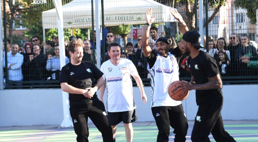 Osmangazi Belediye Başkanı Aydın, Bursaspor Basketbol takımıyla maç yaptı