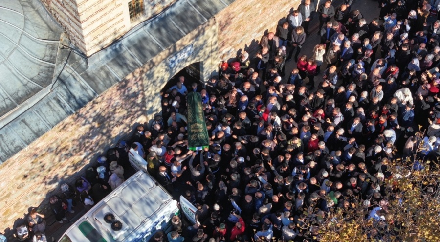 Kocaeli Gebze'de çöken binanın enkazında hayatını kaybeden anne ve baba ile 2 çocuğunun cenazeler...