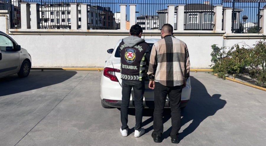 İstanbul'da kırmızı ışıkta geçip karşıya geçen çocukları tehlikeye atan sürücü yakalandı