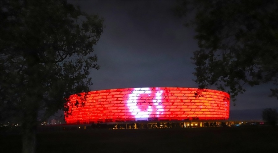 Bakü'nün simge yapıları Türk bayrağının renklerine büründü