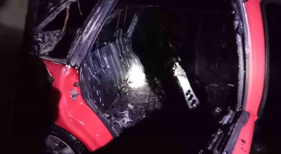 Seyir halindeki otomobil alev aldı