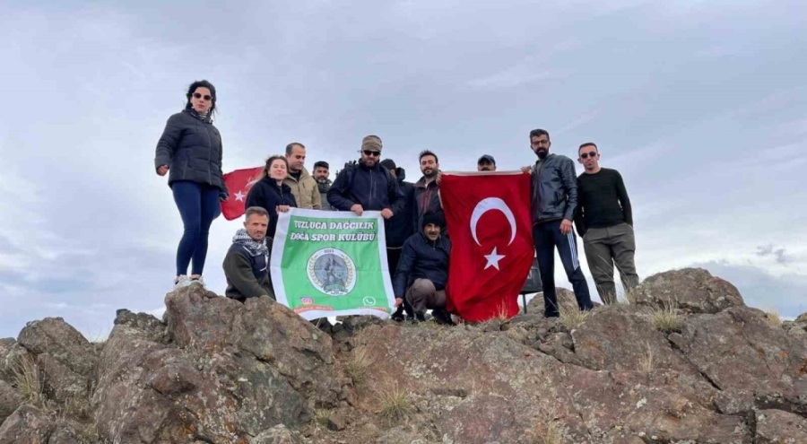 Cumhuriyet Bayramı'nda Iğdır'da Tekelti Dağı zirve tırmanışı