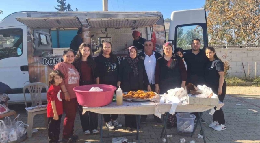 Cumhuriyet Bayramı'nda çocuklara lokma dağıtıldı