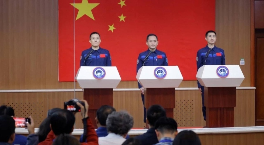 Çin, uzay istasyonuna göndereceği yeni ekibini tanıttı