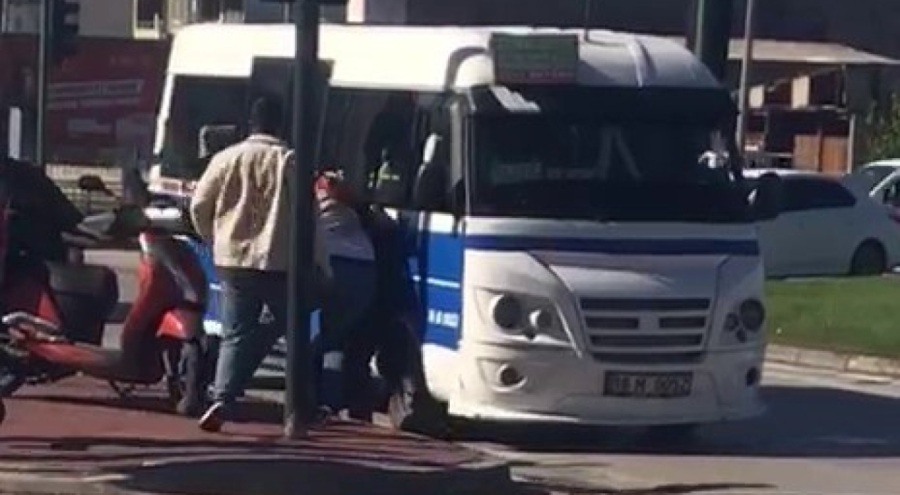 Bursa'da minibüs şoförü ile motokurye birbirine girdi