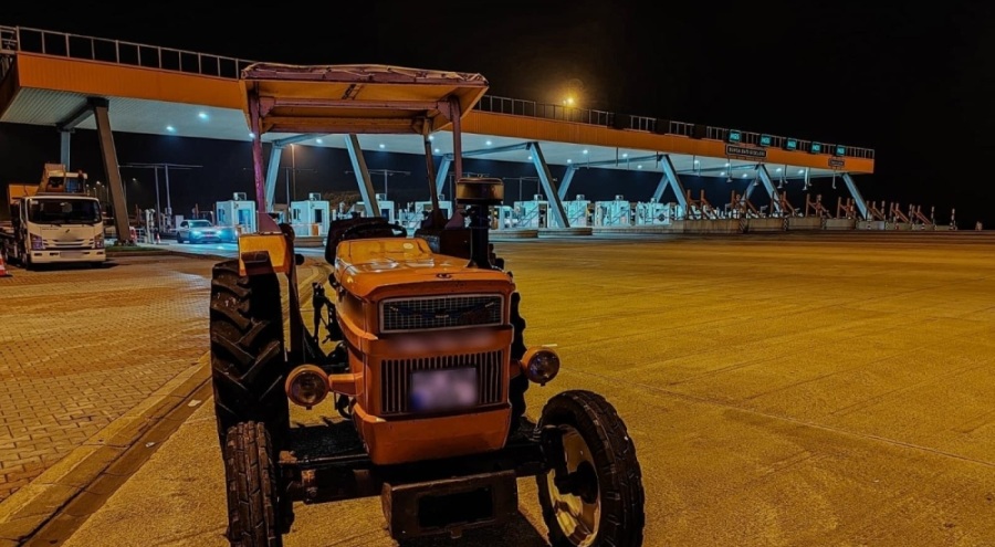 Bursa'da otoyolda traktörle seyir halindeki sürücüye ceza