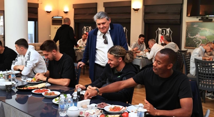 Beşiktaş Başkanı Serdal Adalı, derbi öncesi futbolcularla buluştu