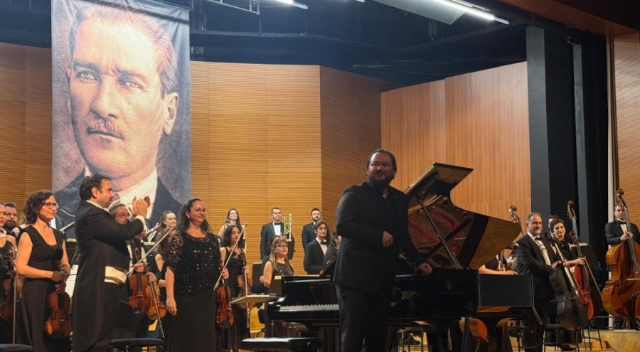 Bursa'da Piyanist Gökhan Aybulus konseri