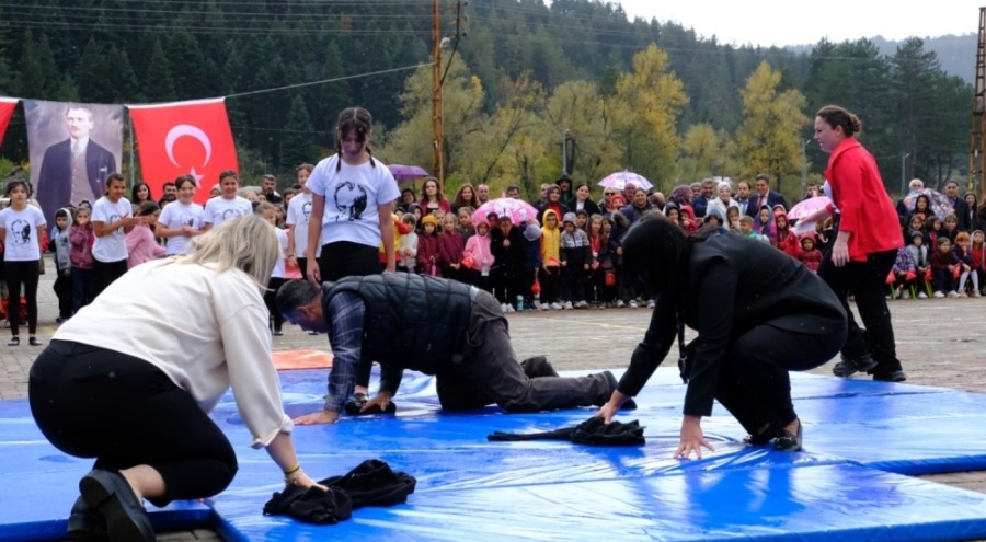 Cumhuriyet Bayramı gösterisinde baba, kızının gösterisi için minderi kuruttu