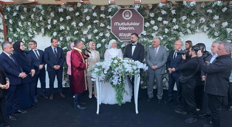 Bakan Göktaş, Bursa'da evlilik kredisi desteğinden faydalanan çiftin nikah şahidi oldu