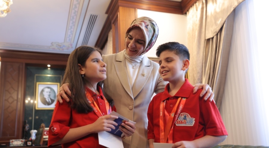 Bakan Göktaş, Bursa'da TEKNOFEST 2025 birincisi görme engelli kardeşleri tebrik etti