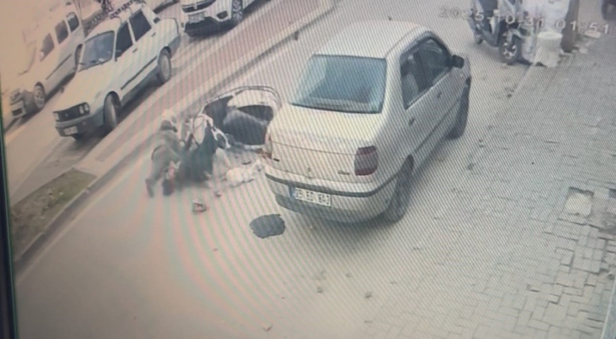 Bursa'da motosiklet yayaya çarptı: 2 yaralı var