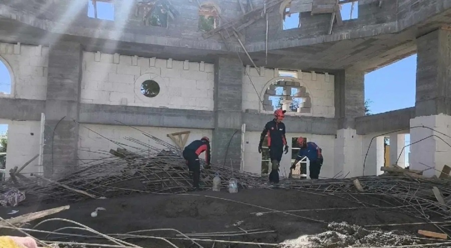 İnşaat halindeki caminin kubbesi çöktü: Yaralılar var!