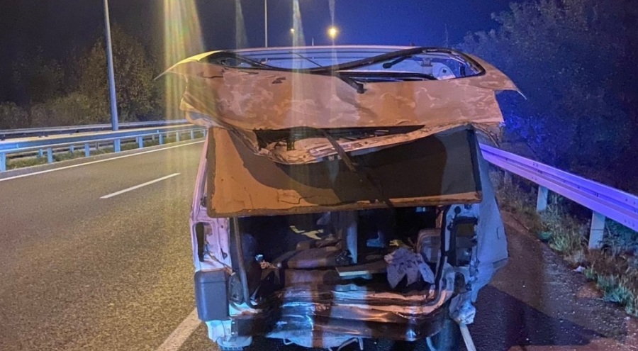 Bursa'da ticari araca çarpan çekici kamyonet 2 can aldı!