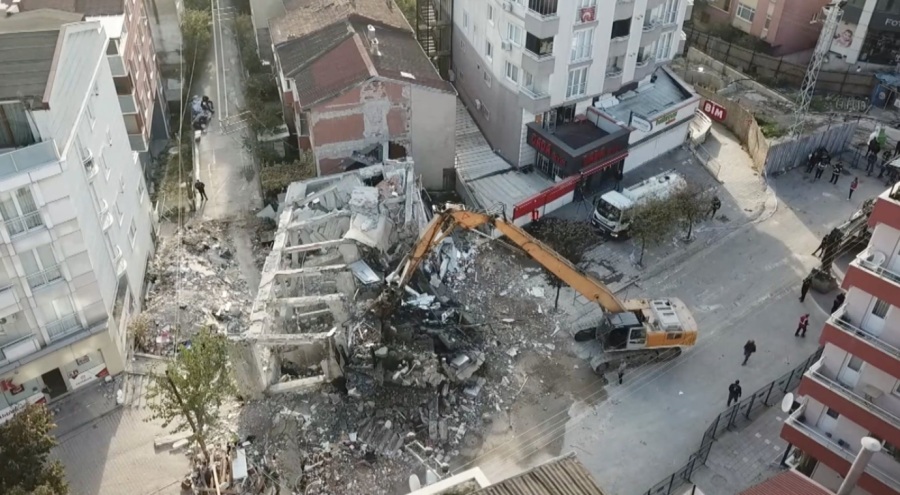Gebze'de 4 kişiye mezar olan binanın enkazı kaldırılıyor