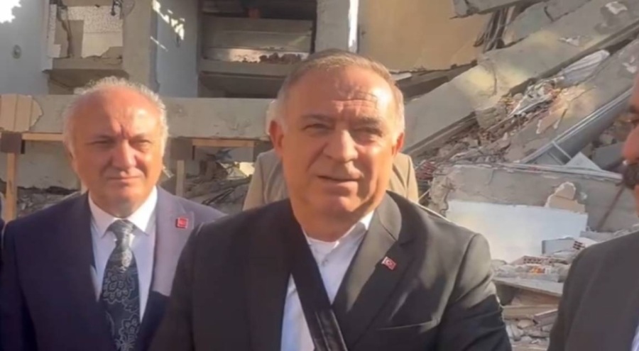 CHP İstanbul Milletvekili Gökan Zeybek enkaz bölgesinde: Gördüklerim çok ağır