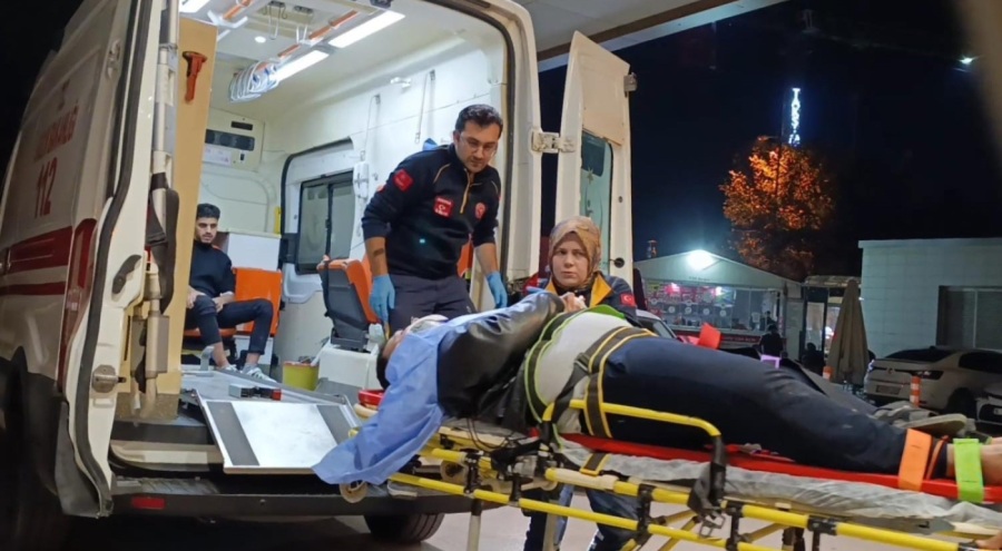 Bursa'da kontrolden çıkan otomobil ağaca çarptı: 3 yaralı