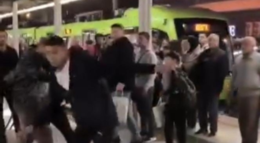 Bursa'da metroda çıkan kavgada yumruklar havada uçuştu