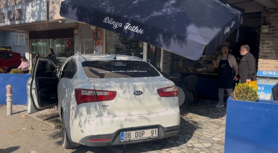 Bursa'da 15 milyon liralık cipe çarpmamak için manevra yapan araç tatlıcı dükkanına girdi