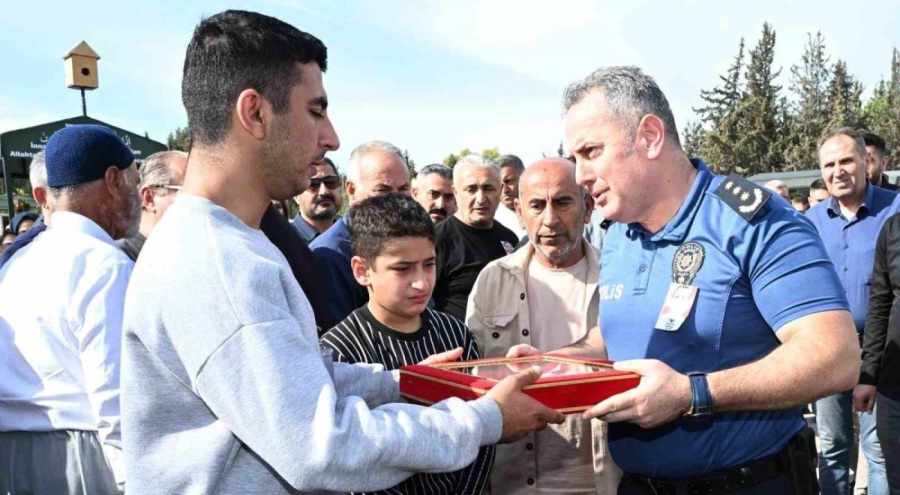 Şanlıurfa'da kalp krizi geçiren polis memuru son yolculuğuna uğurlandı